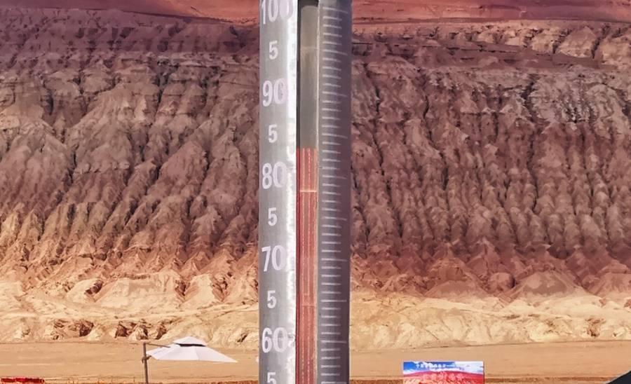A huge thermometer shows ground surface temperature at 83 ℃ in a scenic area in Turpan, Xinjiang Uygur autonomous region, June 25, 2018.   (Photo provided to chinadaily.com.cn)

More than 2,500 tourists flocked to Northwest China\'s Turpan to enjoy the extreme heat as temperature rose to 83 ℃ at 16:00 on Monday, Xinjiang Morning Post reported on Tuesday.

It was the highest ground surface temperature recorded this year, the newspaper citing an official in Turpan said.