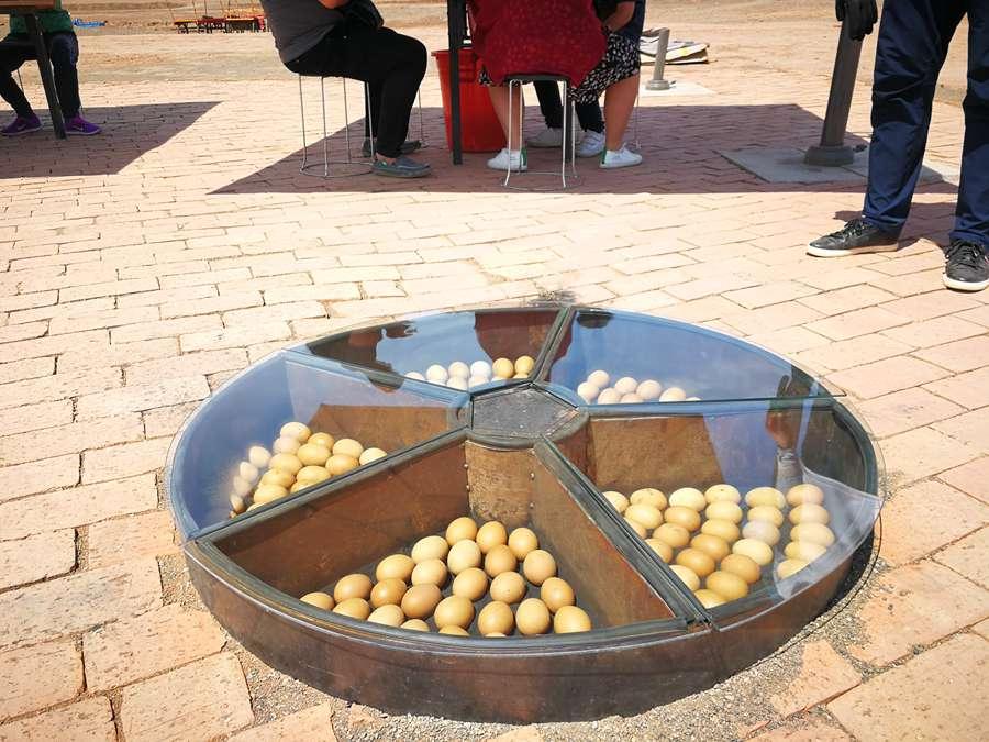 The area bakes eggs using sand.  (Photo provided to chinadaily.com.cn)

The area bakes eggs using sand, a popular preparation among tourists. On Monday alone, about 240 such eggs were sold.

Wang said the best time to enjoy the heat is between 15:00 and 16:00 when the surface temperature is at its peak. He said a new record will be made in July.

Turpan in Xinjiang Uygur autonomous region is known as China\'s \