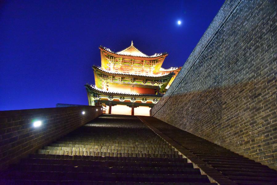 Datong city wall is one of the most well-preserved city walls in China. It\'s bigger and taller than the ones in Pingyao and Xian. Though it was rebuilt, that process was based on a very accurate blueprint from nearly a century ago.  (Photo/chinadaily.com.cn)