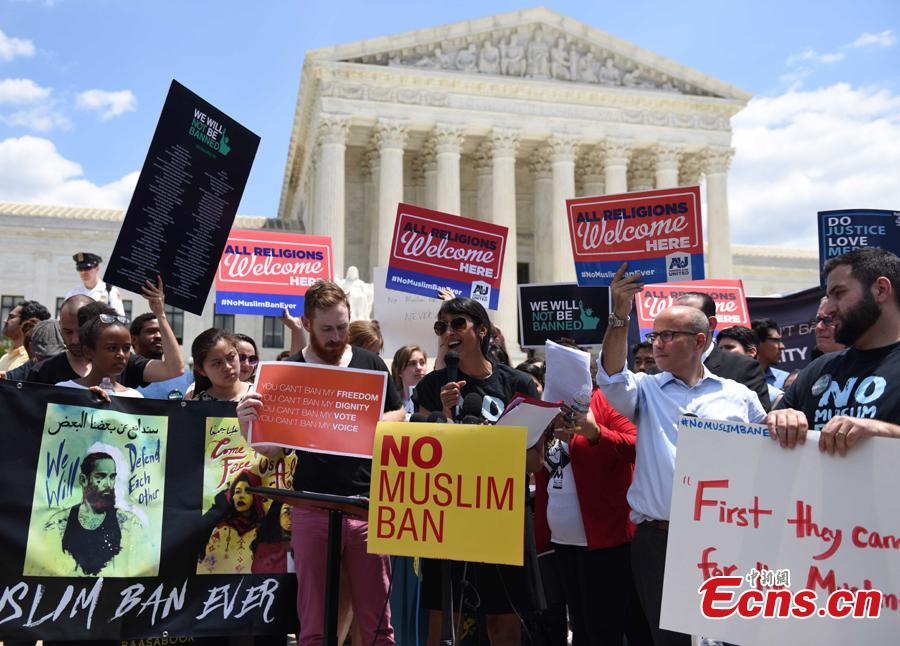 People protest against the Supreme Court ruling upholding the U.S. President Donald Trump\'s travel ban on several Muslim-majority nations outside the Supreme Court in Washington, June 26, 2018. (Photo: China News Service/Deng Min)