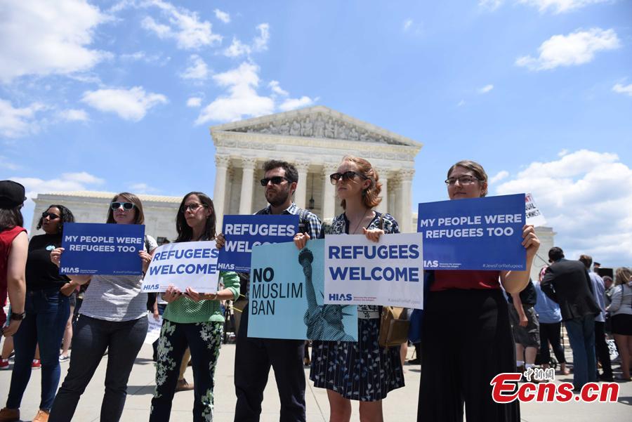 People protest against the Supreme Court ruling upholding the U.S. President Donald Trump\'s travel ban on several Muslim-majority nations outside the Supreme Court in Washington, June 26, 2018. (Photo: China News Service/Deng Min)