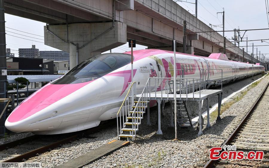 West Japan Railway Company unveils Hello Kitty Shinkansen, bullet train, at Hakata Railyard and Factory in Nakagawa-machi, Fukuoka Prefecture on June 25, 2018. It will travel between Shin-Osaka and Hakata station from June 30. Various kinds of Tourist Information will be offered at the first car and visitors can take picture with Kitty at the second.( Photo/Agencies)
