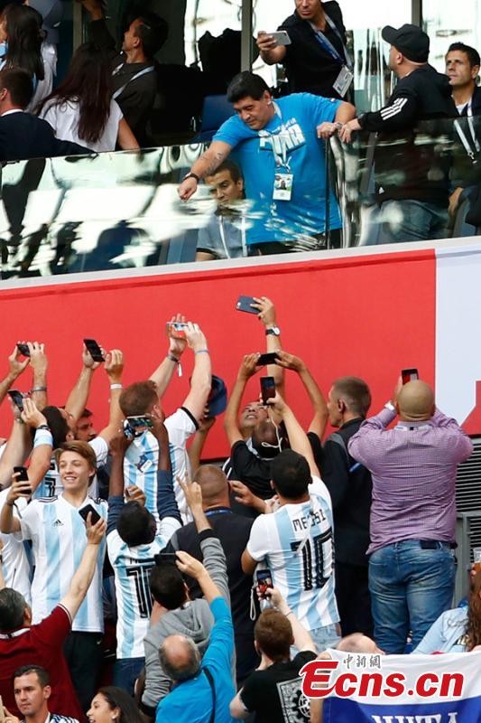 Argentina\'s fans react as they watch the World Cup Group D Argentina vs Nigeria soccer match in Saint Petersburg Stadium, Saint Petersburg, Russia, June 26, 2018. (Photo: China News Service/Fu Tian)
