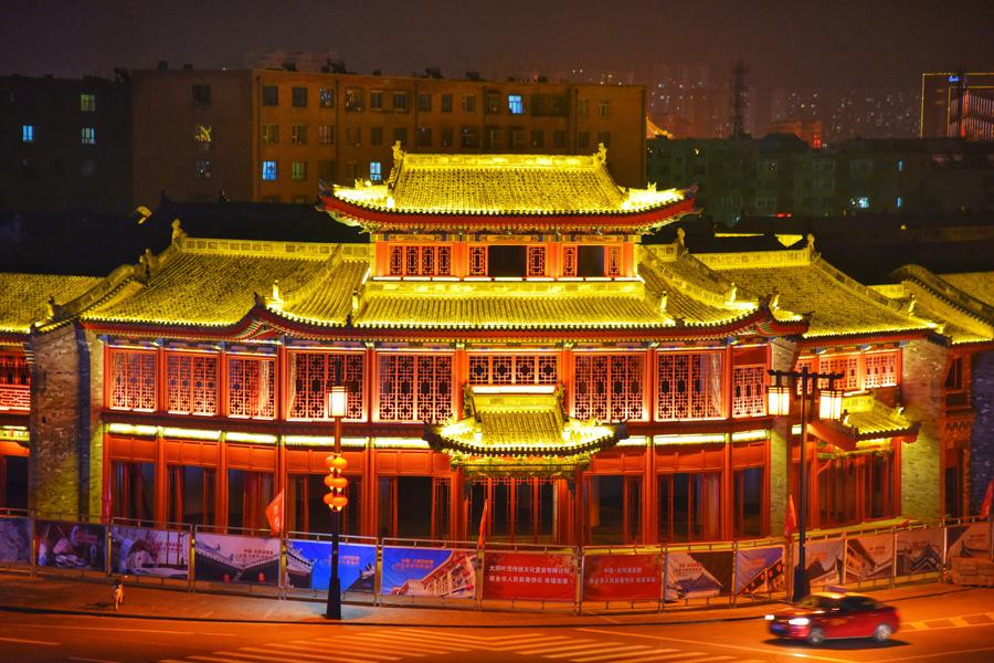 A magnificent night view of Datong city walls, with towers and gates lit to decorate the city. (Photo/chinadaily.com.cn)