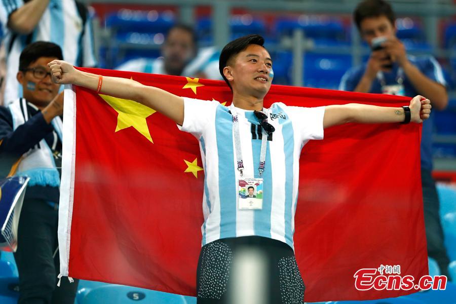 A Chinese fan reacts during the World Cup Group D Argentina vs Nigeria soccer match in Saint Petersburg Stadium, Saint Petersburg, Russia, June 26, 2018. (Photo: China News Service/Fu Tian)