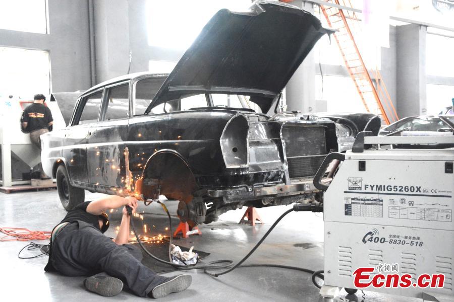 A technician repairs a 1959 Mercedes-Benz W111 car at Dalian Jingdian Auto Culture Center in Dalian City, Liaoning Province, June 26, 2018. The center has hundreds of classic cars under maintenance, including a car donated by Stalin to Mao Zedong and a 1932 Rolls-Royce 20/25 car. Center founder Han Yeguang said all the classic cars were either from foreign museums or private collectors, and the time taken to restore each vehicle ranged from six months to four years. (Photo: China News Service/Yang Yi)