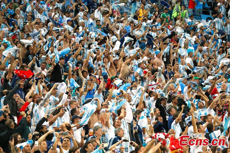 Argentina\'s fans react as they watch the World Cup Group D Argentina vs Nigeria soccer match in Saint Petersburg Stadium, Saint Petersburg, Russia, June 26, 2018. (Photo: China News Service/Fu Tian)