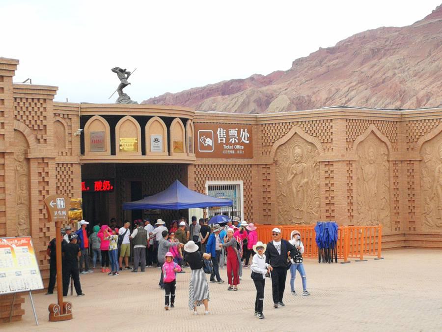 Tourists flock to the scenic area to enjoy the extreme heat, June 25, 2018.  (Photo provided to chinadaily.com.cn)

Wang Hong, deputy general manager of the Turpan Flame Mountain Scenic Area, said that this was the fourth time the temperature surged over 80 ℃ since June.

Last year, the highest recorded temperature was 89 degrees on July 11.