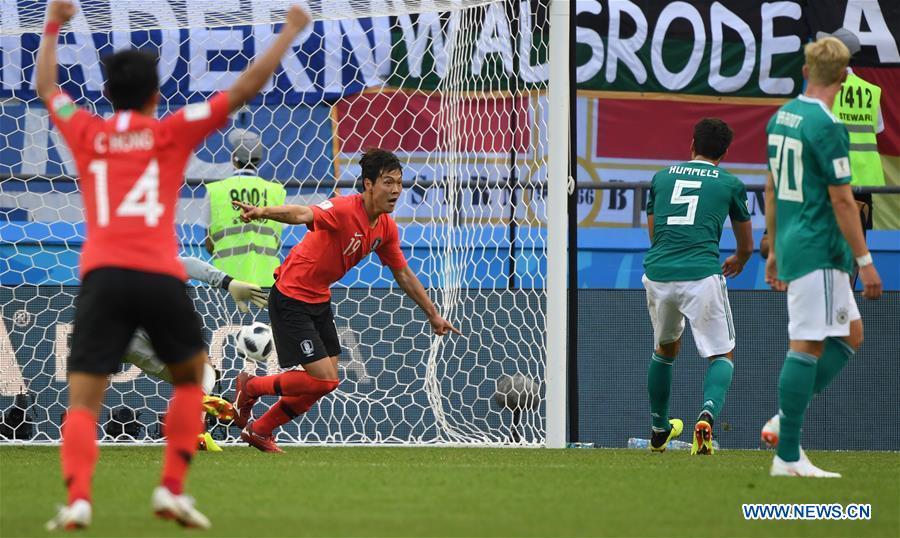 Kim Younggwon (2nd L) of South Korea celebrates his scoring during the 2018 FIFA World Cup Group F match between Germany and South Korea in Kazan, Russia, June 27, 2018. South Korea won 2-0. (Xinhua/Li Ga)