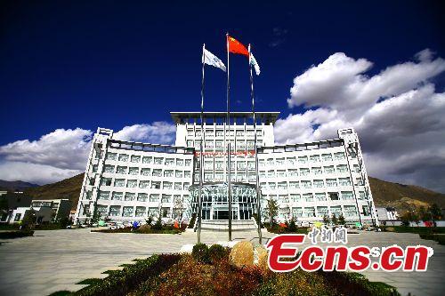 The Lhasa Economic and Technological Development Zone in Lhasa, Tibet autonomous region. (Photo/China News Service)

Economic development

Last year, Lhasa\'s GDP was 47.9 billion yuan with per capita disposable income of urban and rural residents reaching 32,408 yuan and 12,999 yuan, respectively.

As the city\'s growth engine, the Lhasa Economic and Technological Development Zone contributed more than 7 billion yuan to Lhasa\'s GDP, increasing 10.3 percent from a year earlier.

Currently, the zone boasts bottled water factories, highland barley wine and healthcare equipment manufacturers, and 12 companies in the zone have launched IPOs.

By the end of this year, Tibet\'s first free trade zone in Lhasa will start running, with aim to blend into the Belt and Road Initiative, and Bangladesh-China-India-Myanmar Economic Corridor, or BCIM.

Moreover, the free trade zone will also drive the local economic transition, and increase its attraction to other cities.