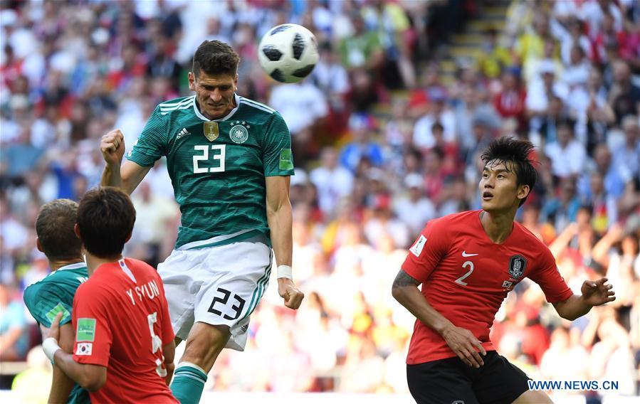 Mario Gomez (top) of Germany competes for a header during the 2018 FIFA World Cup Group F match between Germany and South Korea in Kazan, Russia, June 27, 2018. (Xinhua/Li Ga)