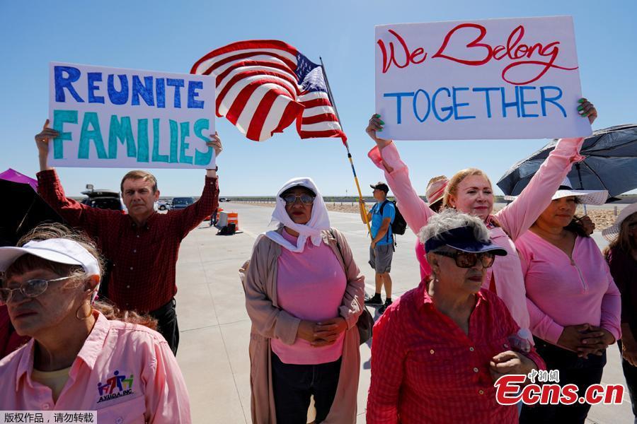 Activists demonstrate as a group of U.S. mayors hold a press conference outside the holding facility for immigrant children in Tornillo, Texas, near the Mexican border, June 21, 2018. About 20 mayors from cities across the country call for the immediate reunification of immigrant children with their families. (Photo/Agencies)