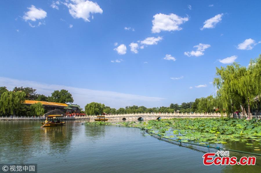 Beijing sees blue sky as high temperatures grill the city  on June 27, 2018. The heat waves will last six days. (Photo/VCG)