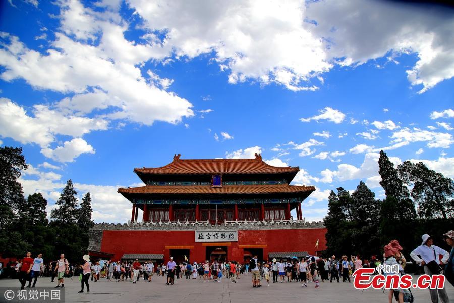 Tourists visit the Palace Museum in Beijing, June, 27, 2018. Beijing saw blue sky as high temperatures grill the city. The heat waves will last six days. (Photo/VCG)