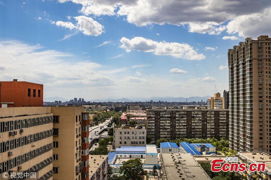 Beijing sees blue sky as high temperatures grills the city  on June 27, 2018. The heat waves will last six days. (Photo/VCG)
