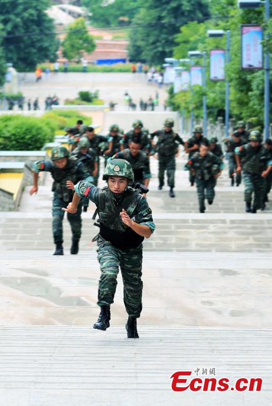 Armed police undergo intensive training in Mianyang City, Southwest China’s Sichuan Province. Some 50 armed police took part in a one-week training that included forest-based search and rescue and shooting practice. (Photo: China News Service/Han Jun)