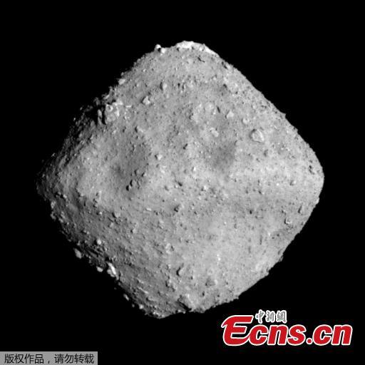 The Japanese spacecraft Hayabusa2 has successfully reached Ryugu, beginning an 18-month stay at the diamond-shaped asteroid.

Launched by the Japan Aerospace Exploration Agency, JAXA, in 2014, the probe will deploy a small lander and three rovers to the asteroid. 

The asteroid is photographed by the ONC-T which is equipped on Hayabusa 2 probe after a journey of around 3.2 billion km since launch, in outer space 280 million km from the Earth, on June 24, 2018. (Photo/Agencies)