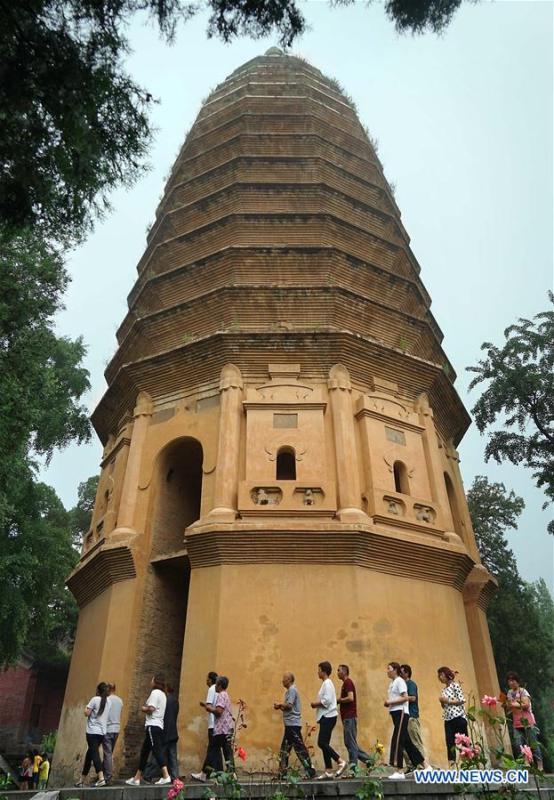 Tourists visit the Pagoda of the Songyue Temple in Dengfeng City, central China\'s Henan Province, June 26, 2018. The pagoda was built in the Northern Wei Dynasty (369-534). Pagodas built in ancient times in Henan act not only as landmarks for sight-seeing, but also as observers of the Chinese history. (Xinhua/Li An)