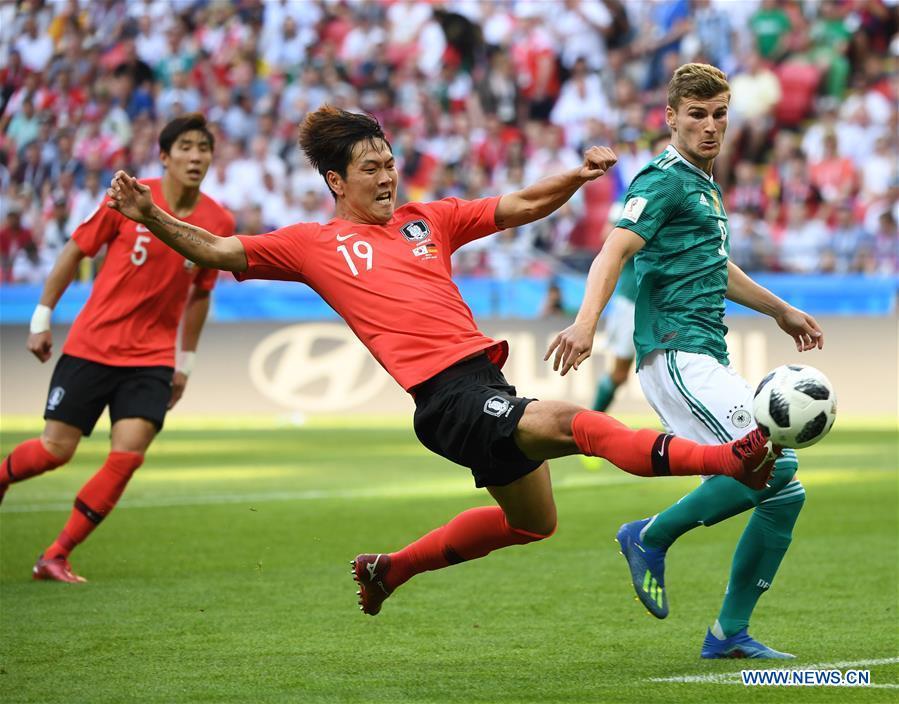 Kim Younggwon (C) of South Korea competes during the 2018 FIFA World Cup Group F match between Germany and South Korea in Kazan, Russia, June 27, 2018. (Xinhua/Li Ga)