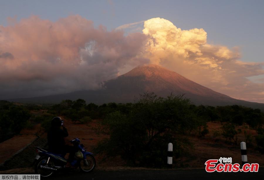 Mount Agung volcano erupts during the night, as seen from Datah village, Karangasem Regency in Bali, Indonesia, June 29, 2018. The eruption, which began on Thursday, fired a towering column of ash 2,500 meters into the sky, and reddish flames lit up the volcano\'s crater overnight. (Photo/Agencies)