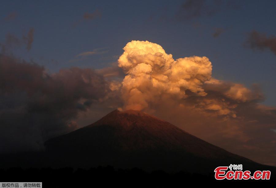 Mount Agung volcano erupts, as seen from Kubu, Karangasem Regency in Bali, Indonesia, June 29, 2018. The eruption, which began on Thursday, fired a towering column of ash 2,500 meters into the sky, and reddish flames lit up the volcano\'s crater overnight. (Photo/Agencies)