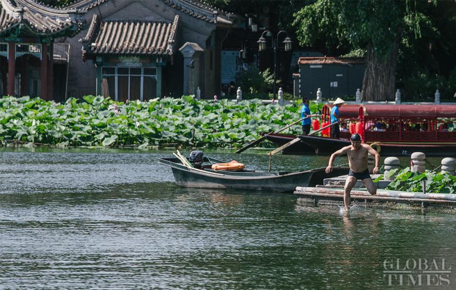 A man jumps into the water to cool off during a heat wave in Beijing on Thursday. (Photo: Li Hao/GT)