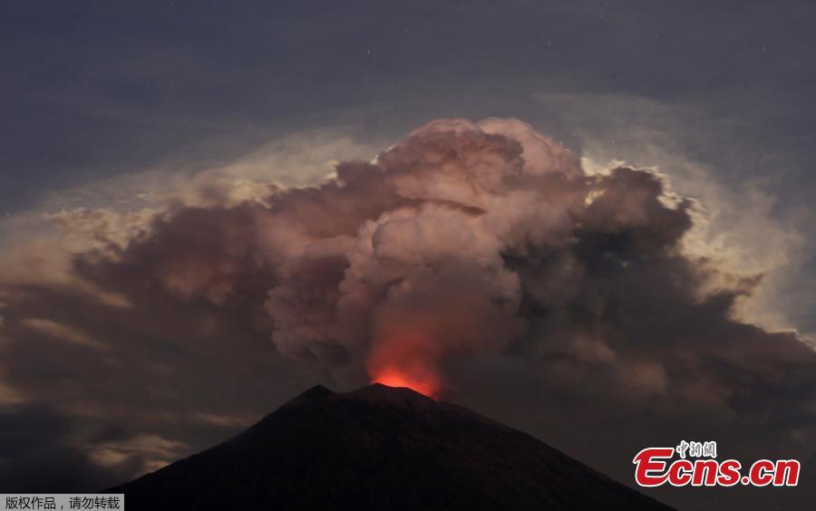 Mount Agung volcano erupts, as seen from Kubu, Karangasem Regency in Bali, Indonesia, June 29, 2018. The eruption, which began on Thursday, fired a towering column of ash 2,500 meters into the sky, and reddish flames lit up the volcano\'s crater overnight. (Photo/Agencies)