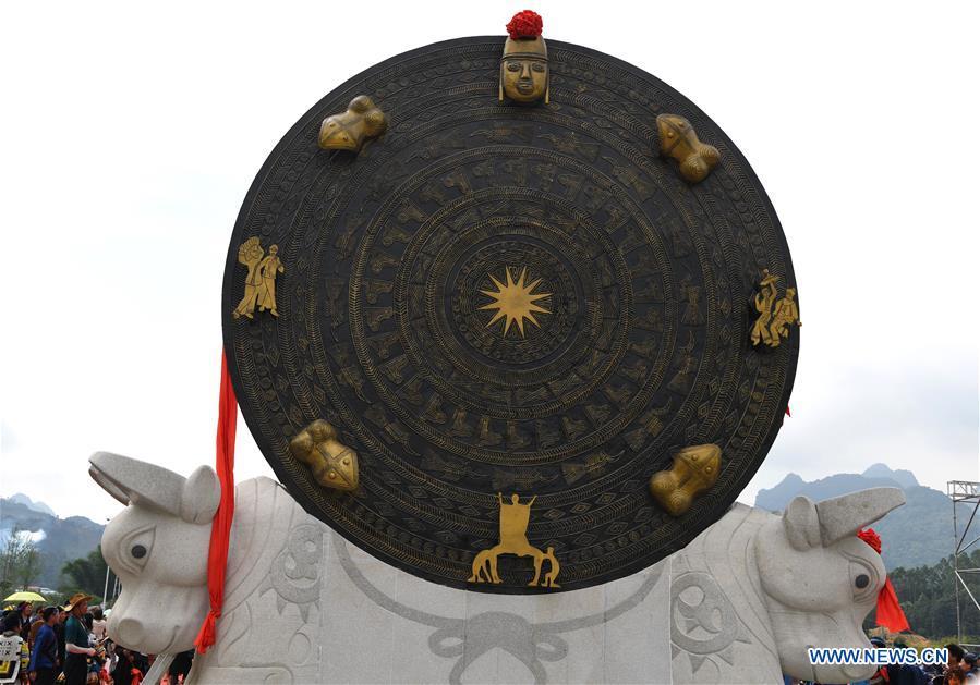 Photo taken on June 29, 2018 shows a gigantic bronze drum during a celebration in Huanjiang Maonan Autonomous County, south China\'s Guangxi Zhuang Autonomous Region. (Xinhua/Zhou Hua)
The drum measures 6.68 meters in diameter and weighs 50 tons. It was recognized as the largest bronze drum by Guinness World Records. It was designed by Wei Qichu, an inheritor of the intangible cultural heritage of bronze drum casting. It took Wei about 10 months to complete the drum.
The drum head is decorated with four frog sculptures, with traditional Maonan ethnic group patterns and masks between them.
The base of the drum consists of four 2.68-meter-high stone bulls.
