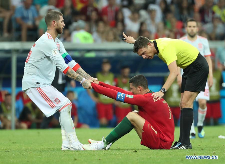 Sergio Ramos (L) of Spain tries to help Cristiano Ronaldo of Portugal during a group B match between Portugal and Spain at the 2018 FIFA World Cup in Sochi, Russia, June 15, 2018. The match ended in a 3-3 draw. (Xinhua/Ye Pingfan)

Best match


Spain and Portugal sent the World Cup off to a thrilling start with their 3-3 draw on the second day of the tournament in Sochi. Spain came from behind to take the lead via Nacho\'s superb long-range effort before Ronaldo\'s dramatic free-kick squared the ledger two minutes from time.