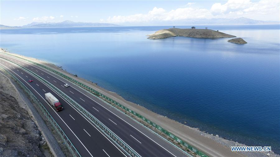 Vehicles run by the Sayram Lake in northwest China\'s Xinjiang Uygur Autonomous Region, June 29, 2018. (Xinhua/Zhao Ge)