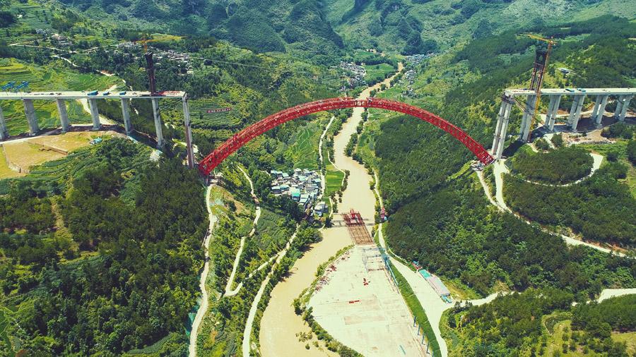 The last section is put into the position to finish the main span of the Daxiaojing Bridge in Guizhou Province, June 30, 2018.  (Photo//chinadaily.com.cn)