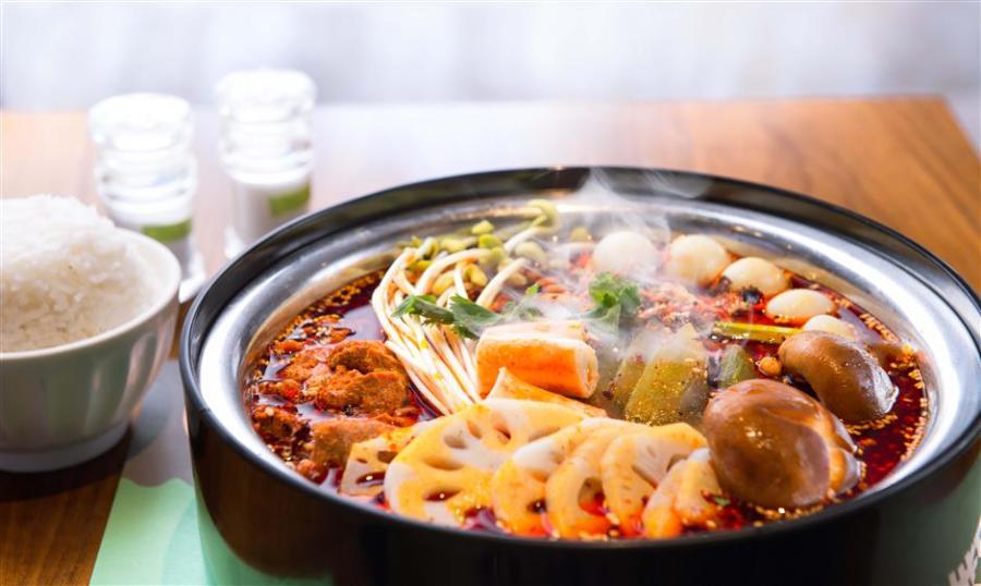 A bowl of sizzling hot vegetables and meat is perfect to pair a glass of chilled beer. (Photo/Shine.cn)

A lot of dishes and snacks in Sichuan cuisine are, in general, foods cooked in spicy broth, and it’s not easy for beginners to distinguish these similar delicacies from maocai, malatang to chuanchuanxiang and hotpot.

The spicy sensations are not only part of the Sichuan food culture and loved by locals, but also traveled across China and gained loyal followers everywhere.

The combo of spicy snacks and chilled beer is hard to beat, especially as match day food in World Cup season.

This week, we\'ll take you on a tour to master the knowledge of spicy snacks and make your next meal ordering process easy breezy.

Malatang

This is perhaps the most widespread Sichuan- and Chongqing-style of spicy street food and can be found in almost every neighborhood in Shanghai.

The word-for-word translation of malatang is numbing, spicy and boiling hot. It cooks all kinds of vegetables, proteins and staples in one big cauldron of broth and then added into the soup is the flavor and level of spiciness depending on your preference.

The dominant ingredients in malatang soup are Sichuan peppercorns and dried chili pepper that contribute the ma and la flavors. It is said that the dish originated along the Yangtze River near Sichuan, created by the boatmen and boat trackers who worked in the humid climate. To combat the damp weather, they made a broth of peppercorns, ginger and chili peppers and then cooked different vegetables picked nearby.

Vendors saw it as a business opportunity and started to sell malatang and save the workers the trouble of cooking for themselves. Slowly, the quick-and-easy-to-cook dish spread throughout China.