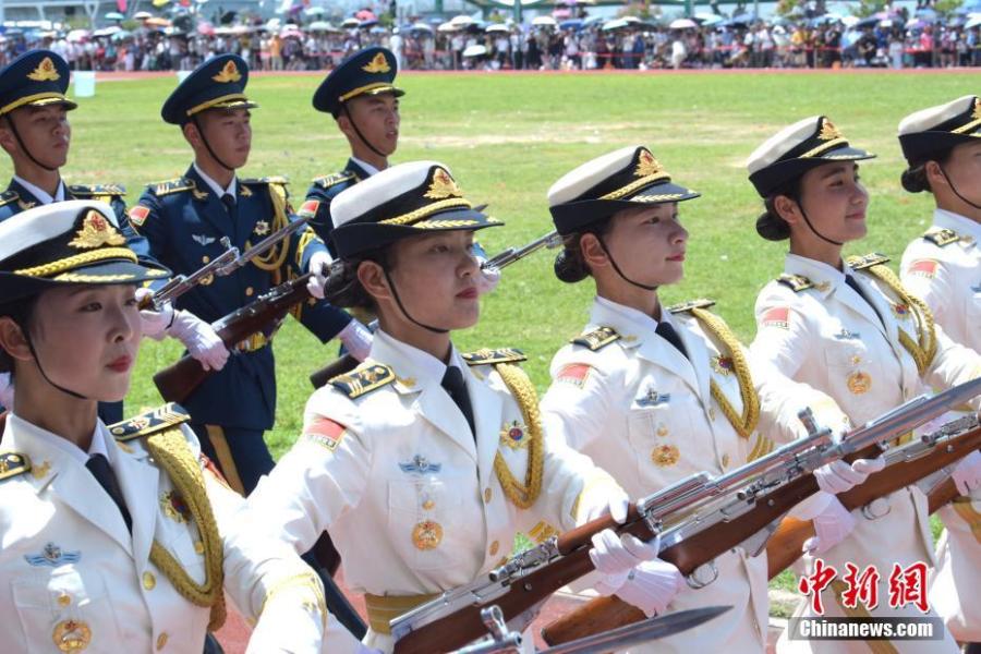 PLA forces stationed in Hong Kong open a base to the public to mark the 21st anniversary of Hong Kong\'s return to China, July 1, 2018. The Open Day activities included a flag raising ceremony, a military band performance, and a show of combat skills. The PLA Hong Kong garrison has been responsible for the defense of Hong Kong since its return to the motherland in 1997. (Photo: China News Service/Li Zhihua)