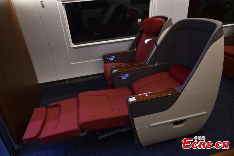 The first-class compartment is roomy and has massaging seats that can be flattened to form beds on a new Fuxing train in Daxing District, Beijing. With a designed speed of 350 kilometers per hour, the new train is 414.26 meters long with 16 carriages, twice as many as the current Fuxing. It has 1,193 seats.  (Photo: China News Service/Zhai Lu)