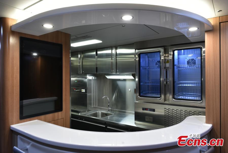 The canteen on an extended version of the Fuxing bullet train in Daxing District, Beijing. With a designed speed of 350 kilometers per hour, the new train is 414.26 meters long with 16 carriages, twice as many as the current Fuxing. It has 1,193 seats.  (Photo: China News Service/Zhai Lu)