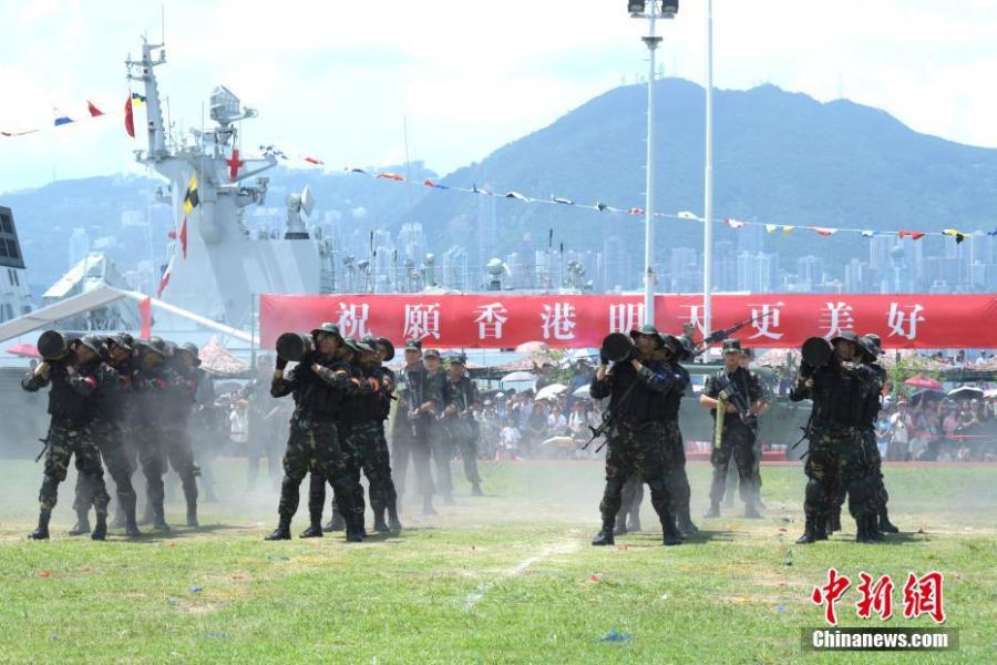 PLA forces stationed in Hong Kong open a base to the public to mark the 21st anniversary of Hong Kong\'s return to China, July 1, 2018. The Open Day activities included a flag raising ceremony, a military band performance, and a show of combat skills. The PLA Hong Kong garrison has been responsible for the defense of Hong Kong since its return to the motherland in 1997. (Photo: China News Service/Li Zhihua)