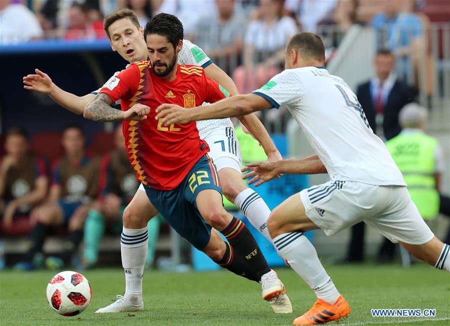 Isco (C) of Spain vies with Sergey Ignashevich (R) of Russia during the 2018 FIFA World Cup round of 16 match between Spain and Russia in Moscow, Russia, July 1, 2018. (Xinhua/Yang Lei)