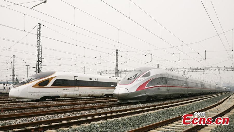 A view of the extended version of the Fuxing bullet train in Daxing District, Beijing. With a designed speed of 350 kilometers per hour, the new train is 414.26 meters long with 16 carriages, twice as many as the current Fuxing. It has 1,193 seats.  (Photo: China News Service/Zhai Lu)
