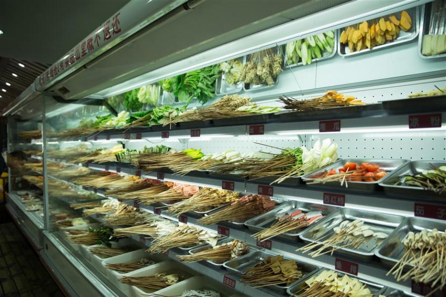 You can select all kinds of vegetables, meats and staple when ordring malatang. (Photo/Shine.cn)


Compared to hotpot that is best enjoyed with a group of people for wider selections of food, malatang is a perfect meal for one. To order malatang, simply pick up a small basket provided by the restaurant and take any ingredients displayed on the shelves and in the fridge. The ingredients are already washed and cut into smaller portions that allow diners to easily fit over a dozen varieties in one bowl.

Next, the cashier will count the number of ingredients in the basket to calculate the bill. Malatang is very cheap with vegetables costing 1 to 2 yuan (US$0.2-0.3) and protein 3 to 5 yuan. Once completed, the sticks or rubber bands that bounded the ingredients together are removed and the ingredients are cooked in a communal pot of broth.

It only takes minutes for the ingredients to be fully cooked and they are then served in a bowl with spicy soup.