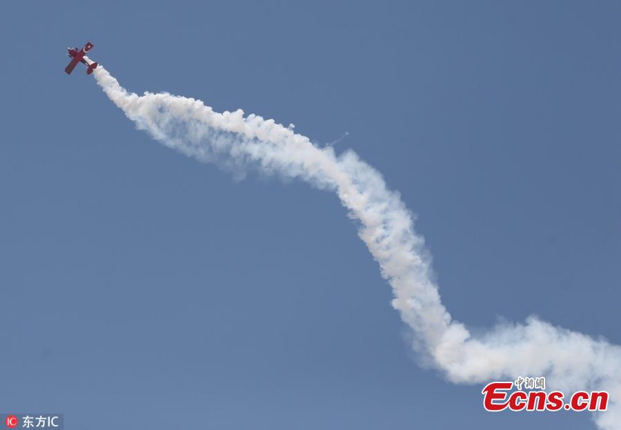Semin Ozturk, Turkey\'s first professional female aerobatic pilot performs aerobatic flight within the World Pilots Day at the International Sportive Aviation Center, in Sivrihisar district of Eskisehir, Turkey, May 5, 2018. (Photo/IC)
lanni 2018/7/2 14:40:25