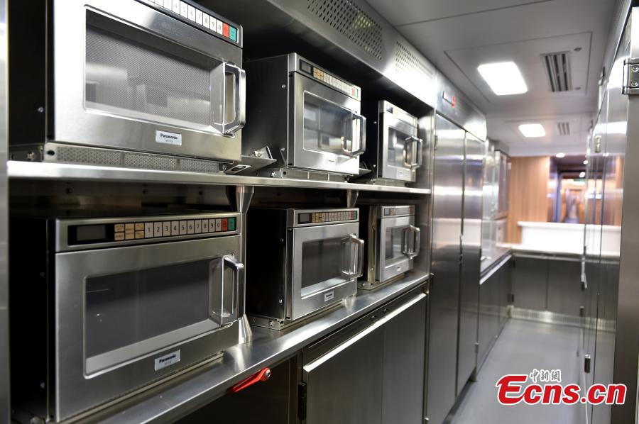 The canteen on an extended version of the Fuxing bullet train in Daxing District, Beijing. With a designed speed of 350 kilometers per hour, the new train is 414.26 meters long with 16 carriages, twice as many as the current Fuxing. It has 1,193 seats.  (Photo: China News Service/Zhai Lu)
