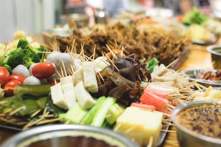 Lengzhanzhan is eaten by dipping the cooked ingredients on toothpicks in spicy sauce. (Photo/Shine.cn)


Lengzhanzhan

This is a new spicy snack from Mianyang that presents the vegetables and meats not on long bamboo skewers, but on toothpicks.

In principle, it’s similar to the cold chuanchuan dishes that soak skewers of cooked ingredients in chilled broth. Using toothpicks means everything is bite size, and each one costs from 30 to 50 cents.

When eating at a lengzhanzhan shop, each person is given a bowl to put the mini sticks of vegetables and meats as well as a dipping sauce on the side. The common options include potato, lotus root, corn, bean curd sheets, quail eggs, chicken heart and gizzard. When the meal is finished, the vendor would count the number of toothpicks left in the bowl to calculate the bill.

For people who are not into spicy cuisine, non-spicy sauce is also available.