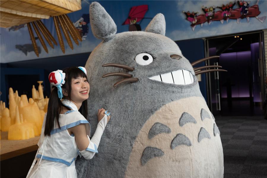 Totoro is a key element in the World of Ghibli in China exhibition. (Photo/chinadaily.com.cn)

World of Ghibli in China, the first themed exhibition authorized by Japan\'s Studio Ghibli, opened at the Shanghai World Financial Center on Sunday.

The exhibition, which will run till Oct 7, comprises two sectors: “the artistic world of Ghibli ? in memory of the 30th anniversary of the release of My Neighbor Totoro”, and “Castle in the Sky ? Ghibli\'s flying dreams”.