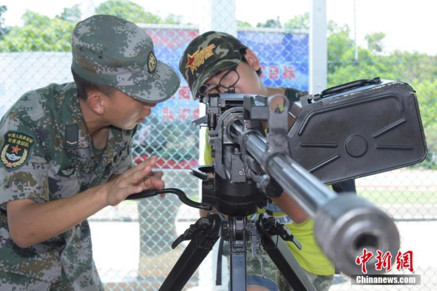 PLA forces stationed in Hong Kong open a base to the public to mark the 21st anniversary of Hong Kong\'s return to China, July 1, 2018. The Open Day activities included a flag raising ceremony, a military band performance, and a show of combat skills. The PLA Hong Kong garrison has been responsible for the defense of Hong Kong since its return to the motherland in 1997. (Photo: China News Service/Li Zhihua)