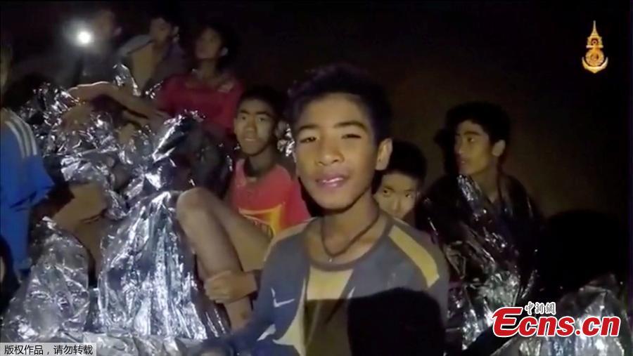 New video footage has been released of 12 boys and their football coach who have been trapped in a cave in Thailand for 11 days after rescuers gave them food for the first time. The 12 boys, aged 11 to 16, and their 25-year-old coach, were trapped after heavy rain flooded the cave complex in a forest park in the northern province of Chiang Rai.(Photo/Agencies)