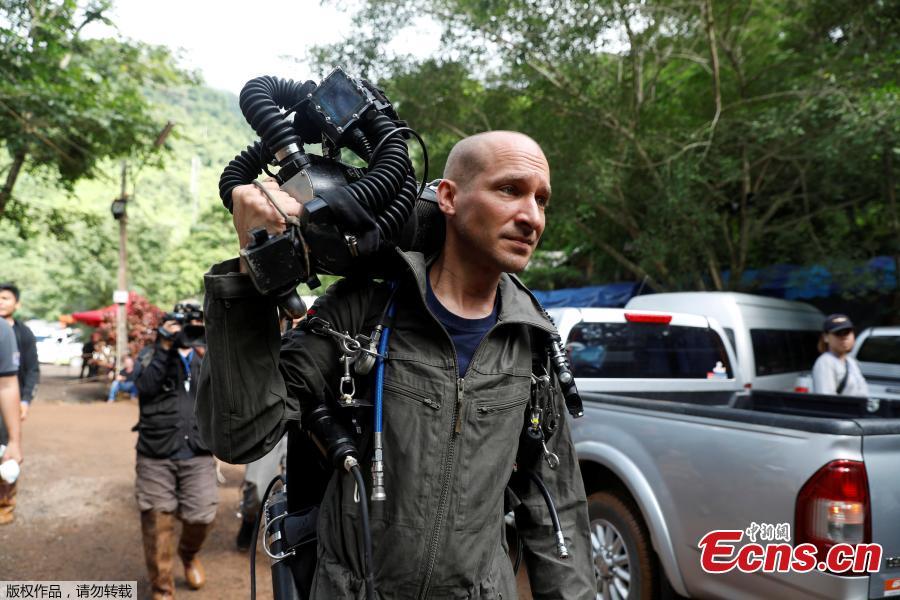 A foreign diver carries equipment as he goes in to Tham Luang cave complex, as members of an under-16 soccer team and their coach have been found alive according to local media in the northern province of Chiang Rai, Thailand, July 4, 2018. (Photo/Agencies)