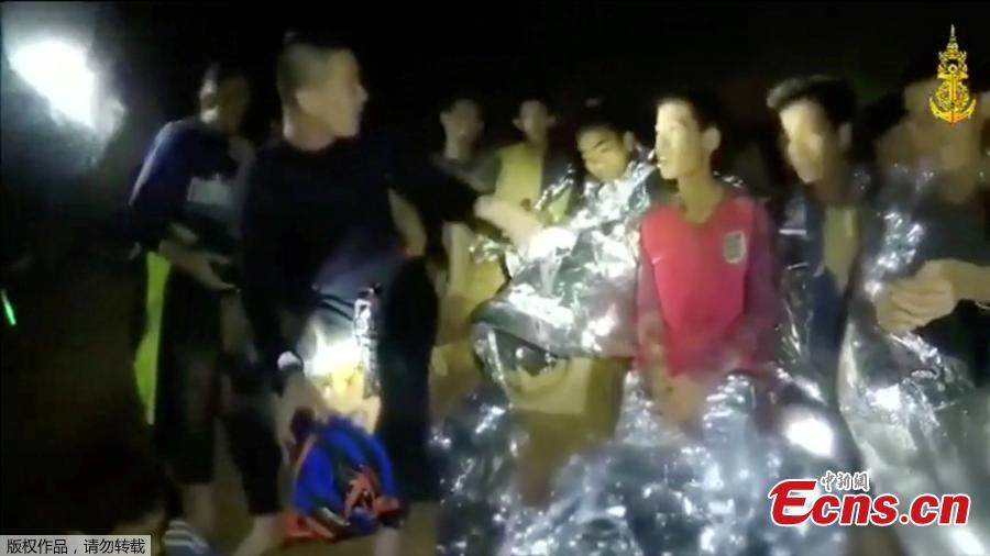 New video footage has been released of 12 boys and their football coach who have been trapped in a cave in Thailand for 11 days after rescuers gave them food for the first time. The 12 boys, aged 11 to 16, and their 25-year-old coach, were trapped after heavy rain flooded the cave complex in a forest park in the northern province of Chiang Rai.(Photo/Agencies)
