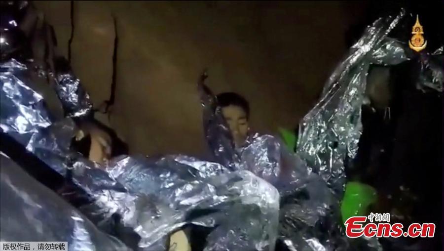 New video footage has been released of 12 boys and their football coach who have been trapped in a cave in Thailand for 11 days after rescuers gave them food for the first time. The 12 boys, aged 11 to 16, and their 25-year-old coach, were trapped after heavy rain flooded the cave complex in a forest park in the northern province of Chiang Rai.(Photo/Agencies)