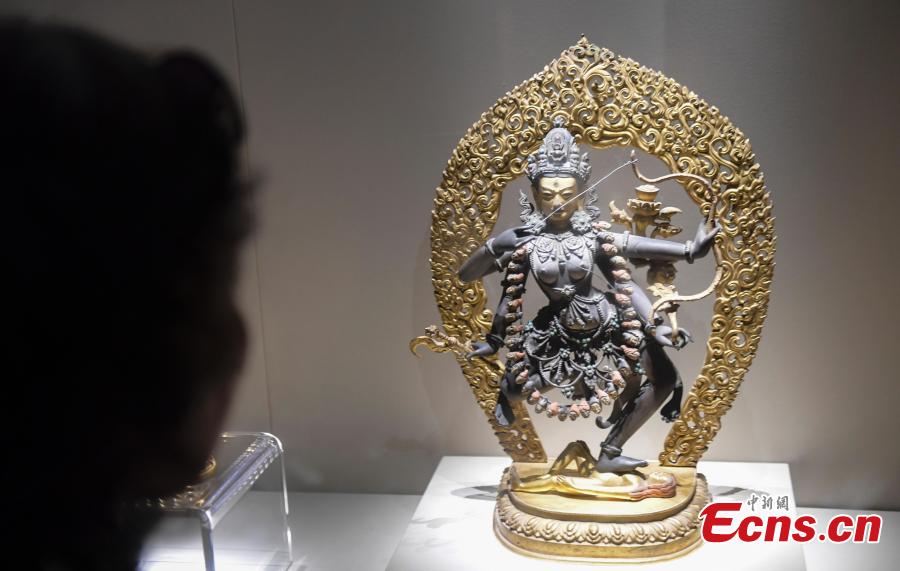 An exhibition of relics from the Hall of Mental Cultivation (Yangxin dian) at Beijing’s Palace Museum takes place in Jinan City, the capital of East China’s Shandong Province, July 3, 2018. The exhibition is made up of some 240 relics including jade, enamel and painting works. (Photo: China News Service/Zhang Yong)