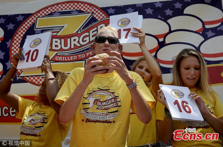Molly Schuyler, the top-ranked competitive eater in the world, downs a burger in the 9th Annual Independence Burger Eating Championship at Z-Burger on July 3, 2018 in Washington, DC. Schuyler won the event by consuming 27 burgers in 10 minutes. (Photo/Agencies)